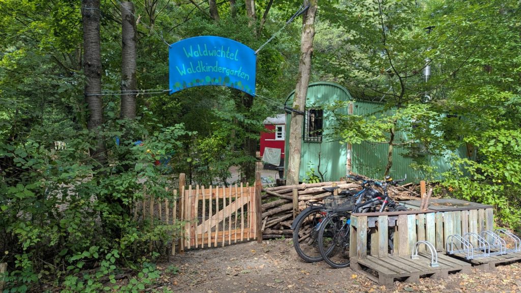 Eingangsschild, Tor und Fahrradständer