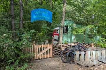 Eingangsschild, Tor und Fahrradständer